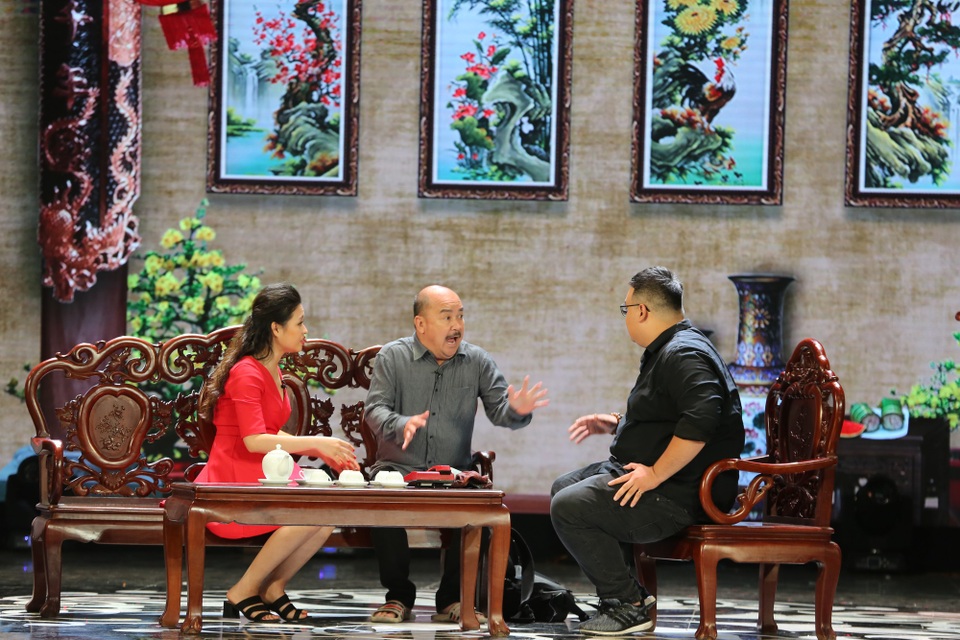 Tự Long đóng “bố thuê” của Xuân Bắc khiến khán giả cười chảy nước mắt - 9 Nghệ sĩ Hoàng Sơn cùng các diễn viên mang đến tiếng cười đáng suy ngẫm trong Phi vụ thế kỷ.