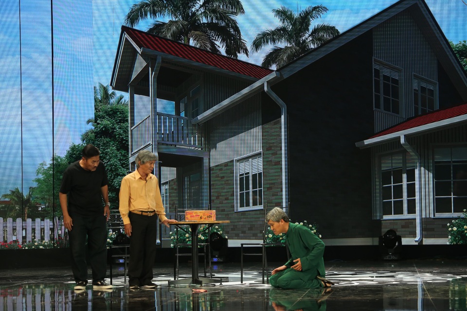 Tự Long đóng “bố thuê” của Xuân Bắc khiến khán giả cười chảy nước mắt - 4 Tiểu phẩm Chiếc lá cuối cùng.