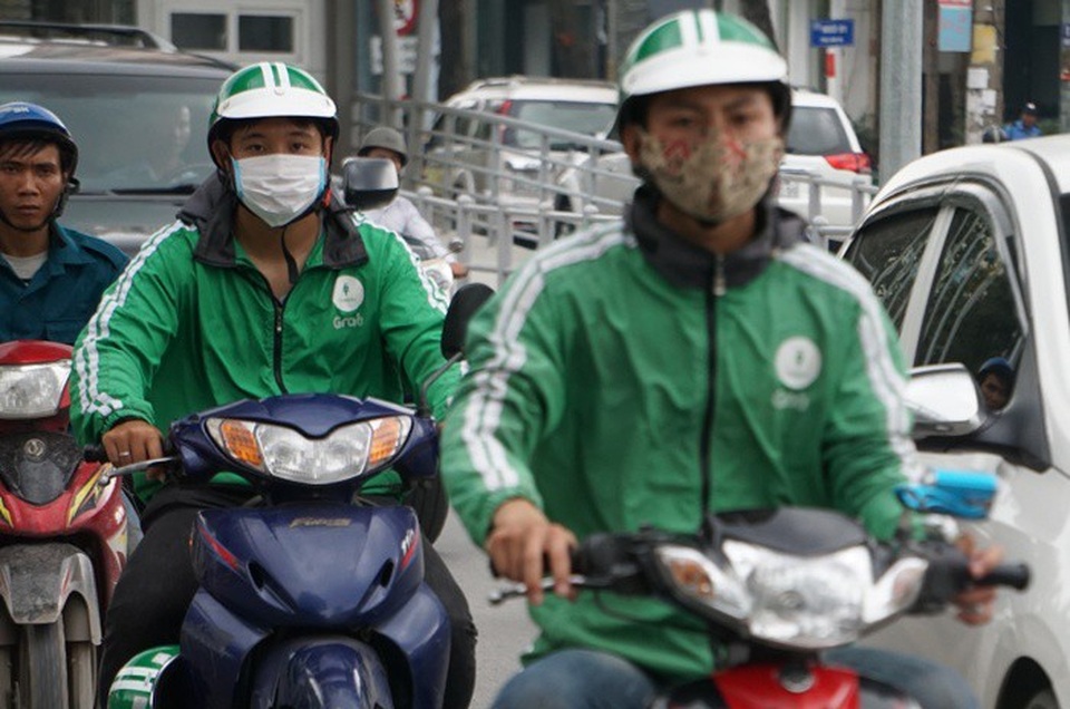 Vừa tốt nghiệp đại học, thanh niên đi chạy Grab thu nhập cao hơn bạn bè làm đúng nghề - Ảnh 1. Vừa tốt nghiệp đại học, thanh niên đi chạy Grab thu nhập cao hơn bạn bè làm đúng nghề - Ảnh 1.