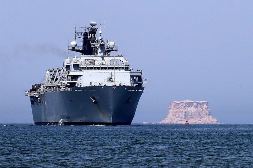 Anh lập căn cứ quân sự trên Biển Đông: Viễn cảnh thách thức Trung Quốc - 3
Tàu HMS Albion của Hải quân Anh từng đi qua Biển Đông hồi tháng 8. (Ảnh: Philstar)