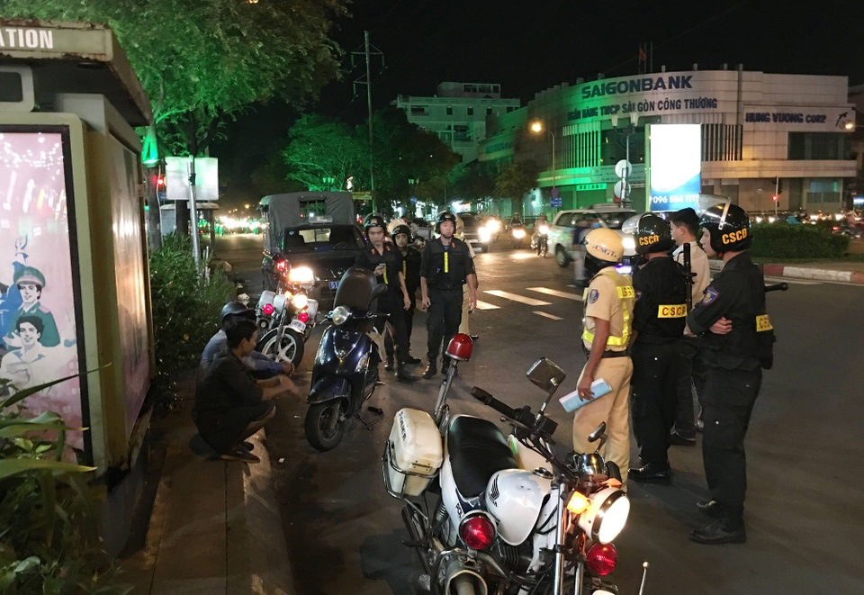 TPHCM: 1 tuần hoạt động, lực lượng 363 phát hiện 18 vụ vi phạm hình sự - 1 Tổ công tác 363 Công an TPHCM ra quân xử lý nhiều vụ vi phạm trên đường