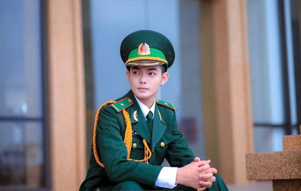 "Hot boy hát dân ca": Chạm tay vào giấc mơ - 2 Hiện, chàng trai Nghệ An đang là sinh viên khoa thanh nhạc, hệ trung cấp Trường ĐH Văn hóa nghệ thuật quân đội.
