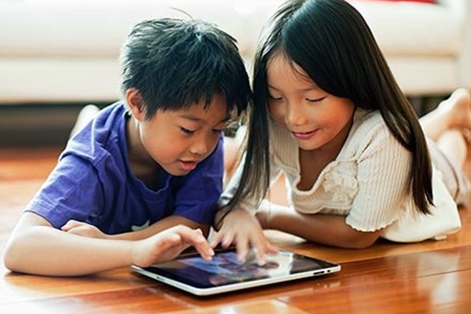 6 nguyên tắc để trẻ không “nghiện” thiết bị điện tử - 1
Trẻ ngày càng tiếp xúc với điện thoại sớm hơn (Ảnh: internet).
