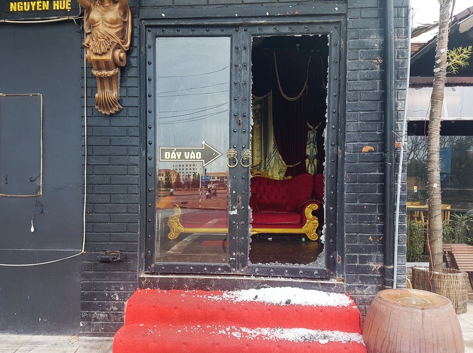Dùng súng tự chế và dao để giải quyết mâu thuẫn tại quán bar - 2 Một thanh niên đi cùng Trung đã dùng súng tự chế bắn vào cửa kính của quán bar