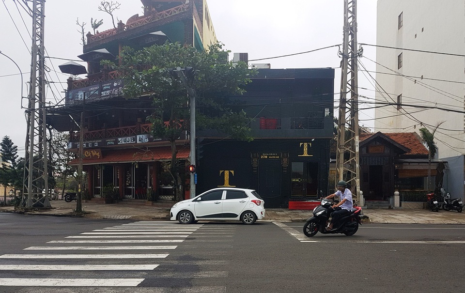 Dùng súng tự chế và dao để giải quyết mâu thuẫn tại quán bar - 1 Hiện trường xảy ra vụ việc