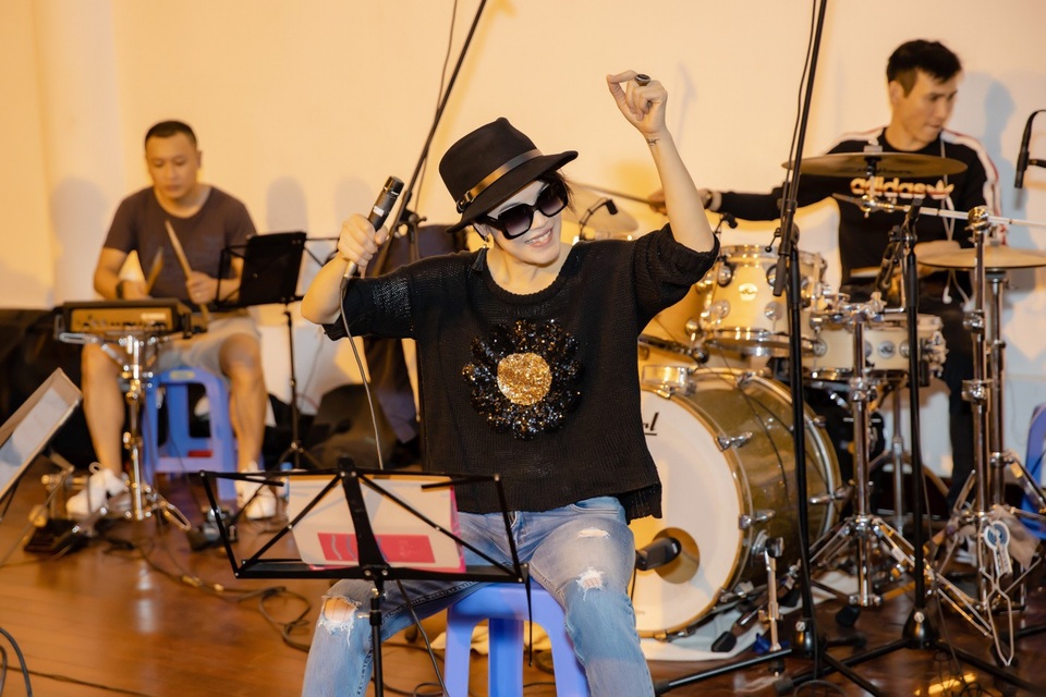 Thu Phương: “Trong lòng tôi luôn mâu thuẫn nhiều điều” - 2 Thu Phương tập luyện cùng ban nhạc trước đêm diễn.