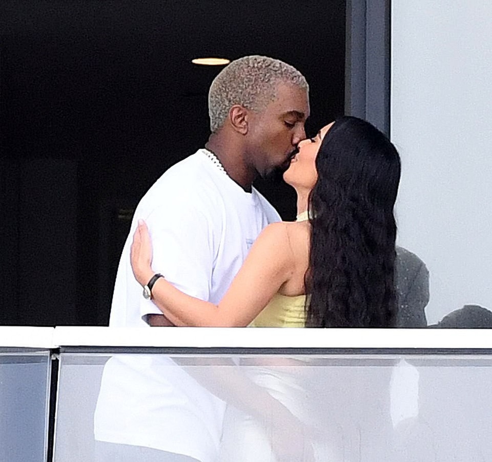 Kim Kardashian hạnh phúc hôn chồng sau khi được tặng nhà 14 triệu USD - Ảnh 2. Kim Kardashian hạnh phúc hôn chồng sau khi được tặng nhà 14 triệu USD - Ảnh 2.
