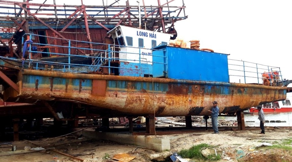 Dân xã đảo tròng trành đi ghe gỗ: Bao giờ mới có phà vỏ sắt? - 1 Chiếc phà vỏ thép hiện đang sửa chữa chưa biết khi nào mới xong