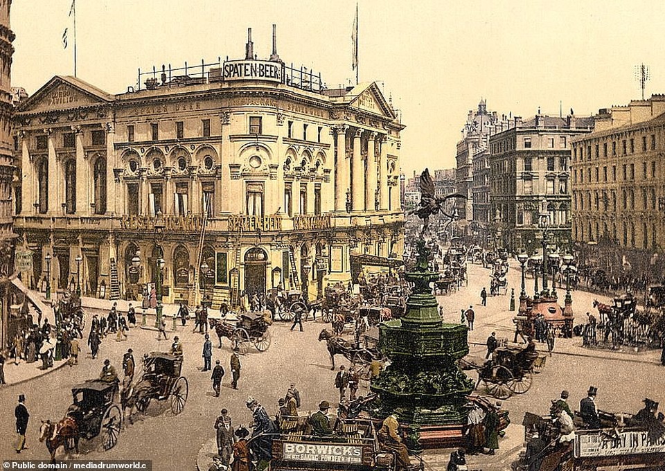 
Giao lộ Piccadilly Circus ở London, Anh. Nằm ở khu vực trung tâm của thành phố London, giao lộ này đã chứng kiến sự đổi thay mạnh mẽ của đời sống khi những cỗ xe ngựa giờ đã được thay thế bằng xe hơi và xe buýt.
