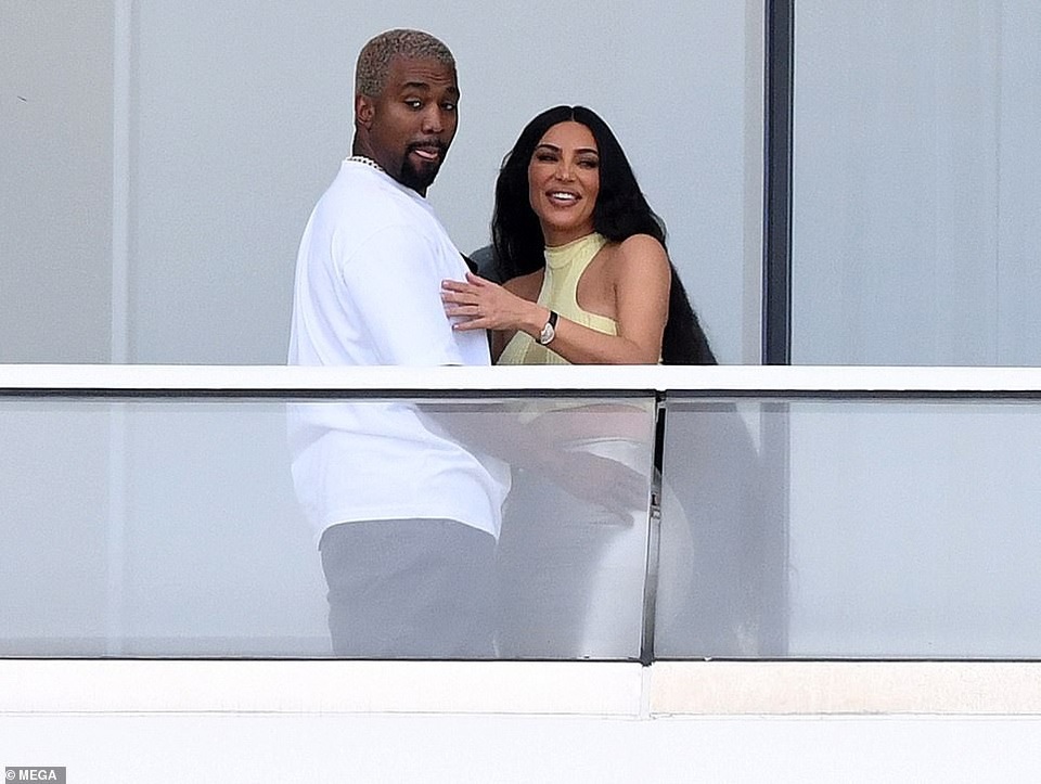 Kim Kardashian hạnh phúc hôn chồng sau khi được tặng nhà 14 triệu USD - Ảnh 3. Kim Kardashian hạnh phúc hôn chồng sau khi được tặng nhà 14 triệu USD - Ảnh 3.