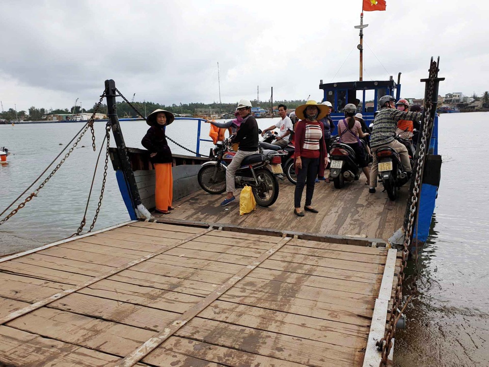 Dân xã đảo tròng trành đi ghe gỗ: Bao giờ mới có phà vỏ sắt? - 2 Trong khi đó, hàng ngày hàng ngàn người dân xã đảo Tam Hải vẫn đi trên chiếc phà gỗ, cũ kĩ và không an toàn