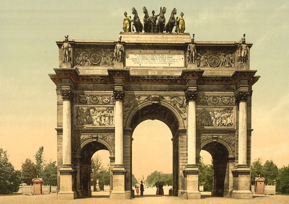 
Khải Hoàn Môn ở Paris, Pháp. Bên cạnh tháp Eiffel thì Khải Hoàn Môn chính là công trình nổi tiếng hàng đầu ở thành phố của tình yêu và ánh sáng.
