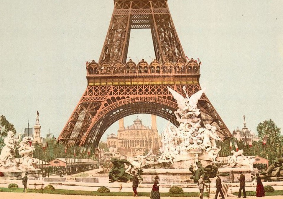 
Tháp Eiffel ở Paris, Pháp. Công trình được xây dựng hồi thập niên 1880, được đặt tên theo tên nhà thiết kế Gustave Eiffel, ban đầu công trình đã bị người dân Paris phản đối vì cho rằng tòa tháp giống như “một ống khói nhà máy đang xây dở”.
