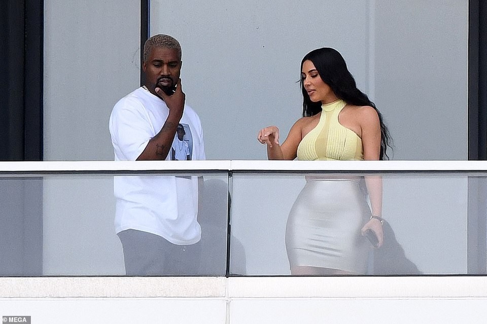 Kim Kardashian hạnh phúc hôn chồng sau khi được tặng nhà 14 triệu USD - Ảnh 5. Kim Kardashian hạnh phúc hôn chồng sau khi được tặng nhà 14 triệu USD - Ảnh 5.