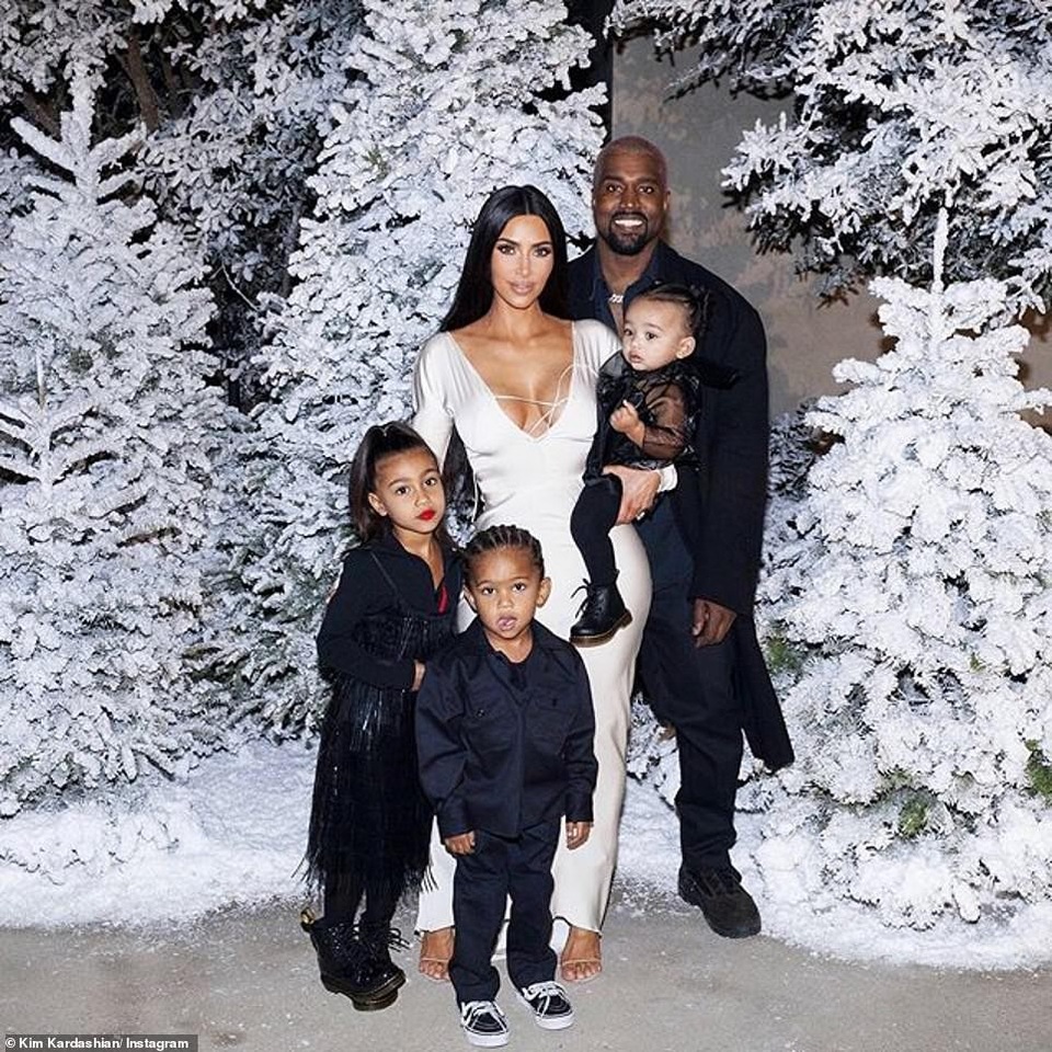 Kim Kardashian hạnh phúc hôn chồng sau khi được tặng nhà 14 triệu USD - Ảnh 10. Kim Kardashian hạnh phúc hôn chồng sau khi được tặng nhà 14 triệu USD - Ảnh 10.