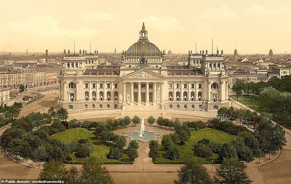 
Tòa nhà Reichstag nằm ở Berlin, Đức. Nằm ở gần Cổng Brandenburg, đây là một tòa nhà đã chứng kiến nhiều biến động trong lịch sử nước Đức.

