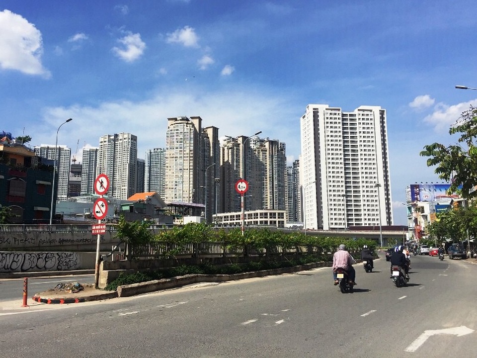 TPHCM: "Nghẽn" thủ tục hành chính làm sụt giảm nguồn cung dự án BĐS 2019 - 2 Phân khúc nhà ở cao cấp đang có tỷ lệ lớn tại TPHCM, trong khi nhà ở bình dân lại rất khan hiếm. Điều này tiềm ẩn nguy cơ về một thị trường bất động sản thiếu bền vững. Ảnh: Đại Việt