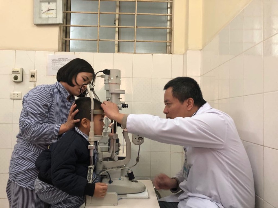 Cảnh báo nhiều trẻ bị chấn thương mắt nguy hiểm vì trò nghịch dại bắn dây chun - 1 BS Nguyễn Quốc Anh cho biết bé K. đã được xử lý chấn thương, hiện đang dùng thuốc, theo dõi thị lực. Ảnh: H.Hải