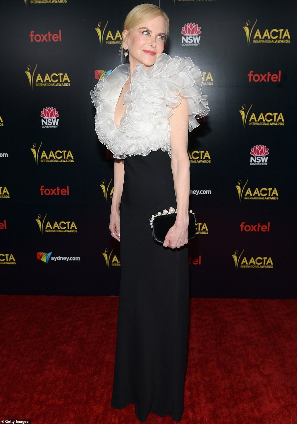 Emily Blunt lộng lẫy với váy vàng - Ảnh 8.