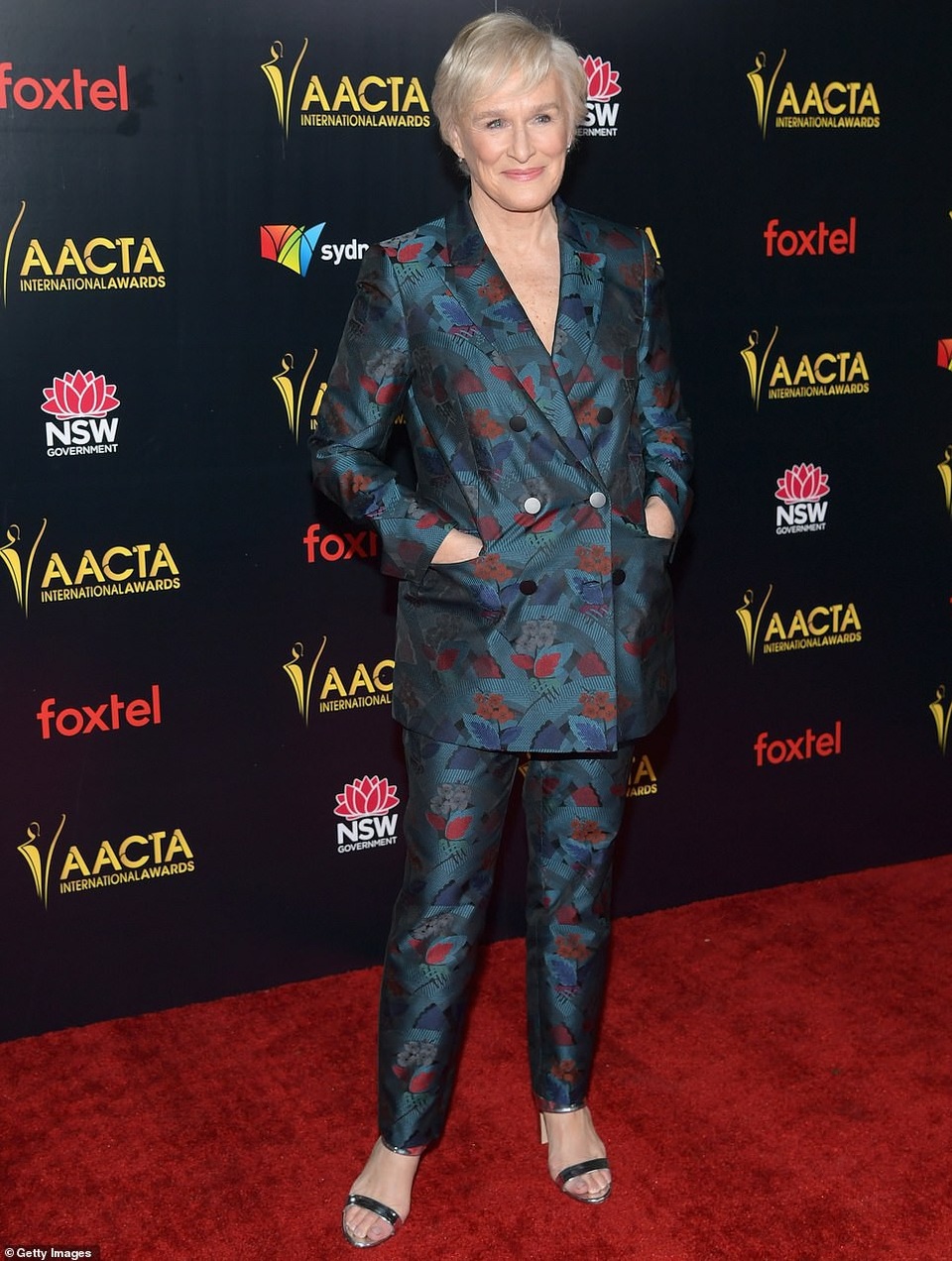 Emily Blunt lộng lẫy với váy vàng - Ảnh 11.