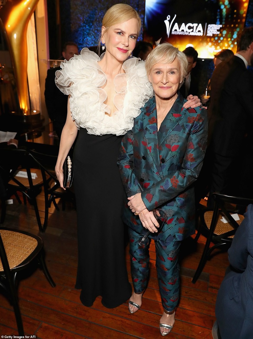 Emily Blunt lộng lẫy với váy vàng - Ảnh 13.