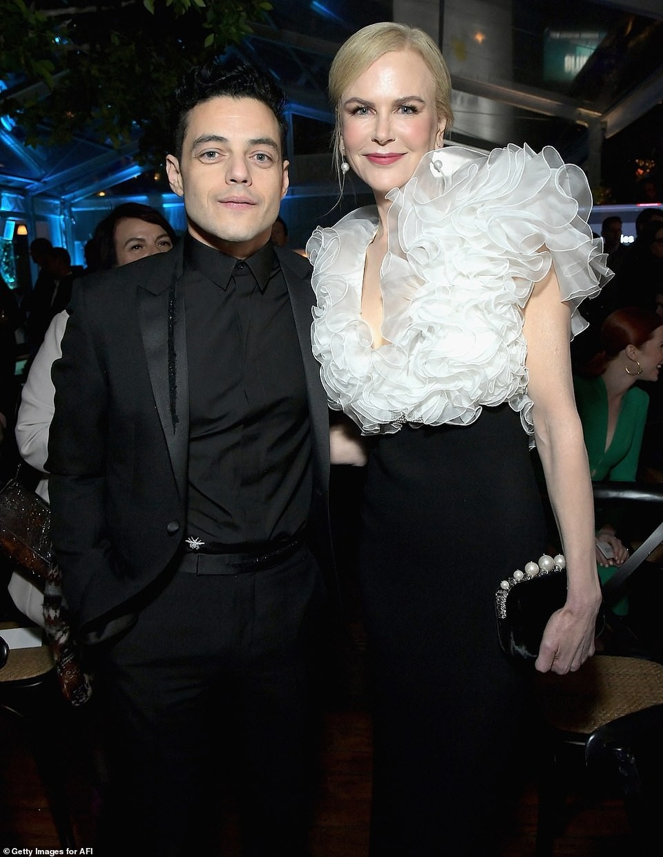 Emily Blunt lộng lẫy với váy vàng - Ảnh 18.