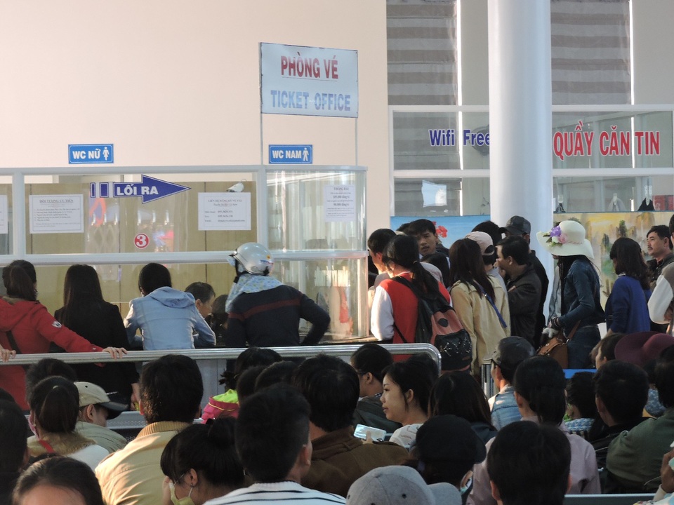 Hành khách ùn ùn ra đảo Lý Sơn sau 7 ngày biển động - 1 600 hành khách đã được vận chuyển về đảo Lý Sơn và ngược lại sau 7 ngày biển động.