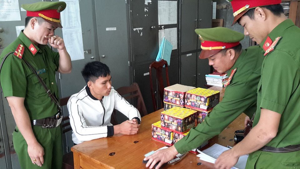 Kiểm tra xe thư báo, phát hiện nhiều hàng cấm - 1 Đối tượng vận chuyển pháo trái phép bị bắt giữ