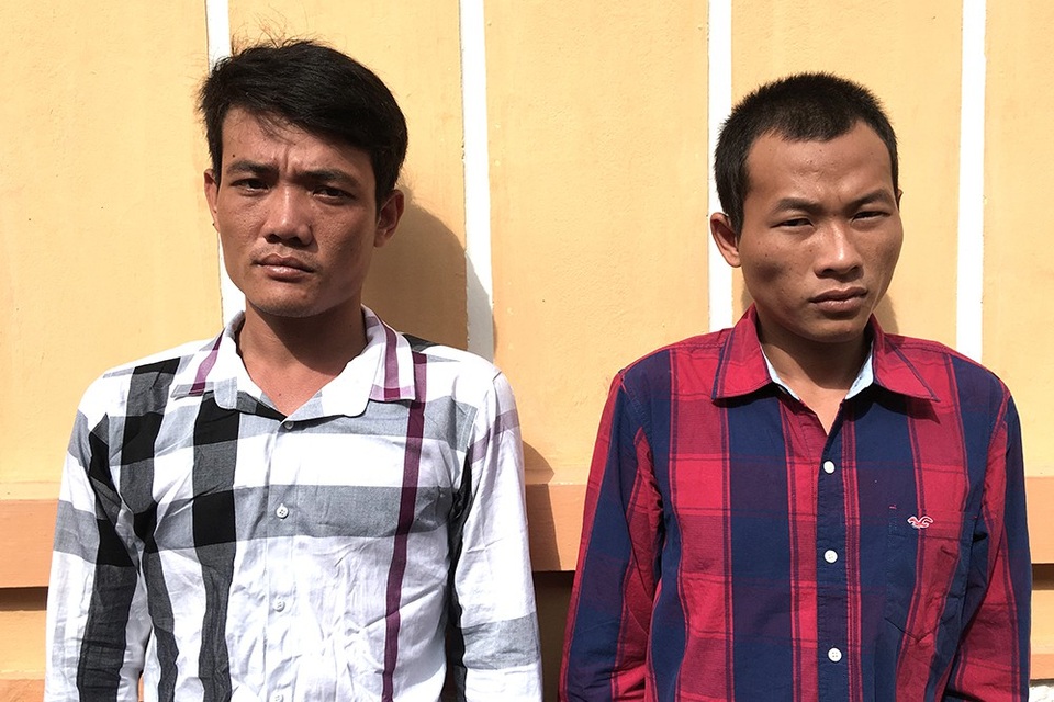 Chống người thi hành công vụ còn ra bến phà cướp giật tài sản - 1 Đối tượng Ngô Văn Quân (áo sọc đỏ) và Trần Chí Bình