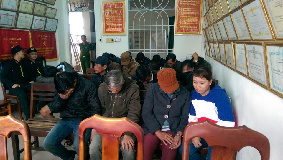 Triệt phá sới bạc “khủng” trên sườn đồi hồ Phú Ninh - 1 Các đối tượng đánh bạc bị bắt giữ ngày 3/1