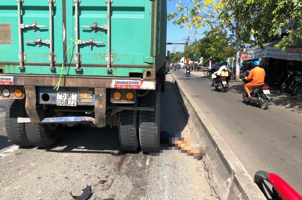 Chưa rõ vì sao nạn nhân đi xe máy văng sang làn ô tô và bị xe đầu kéo container lao tới cán chết.