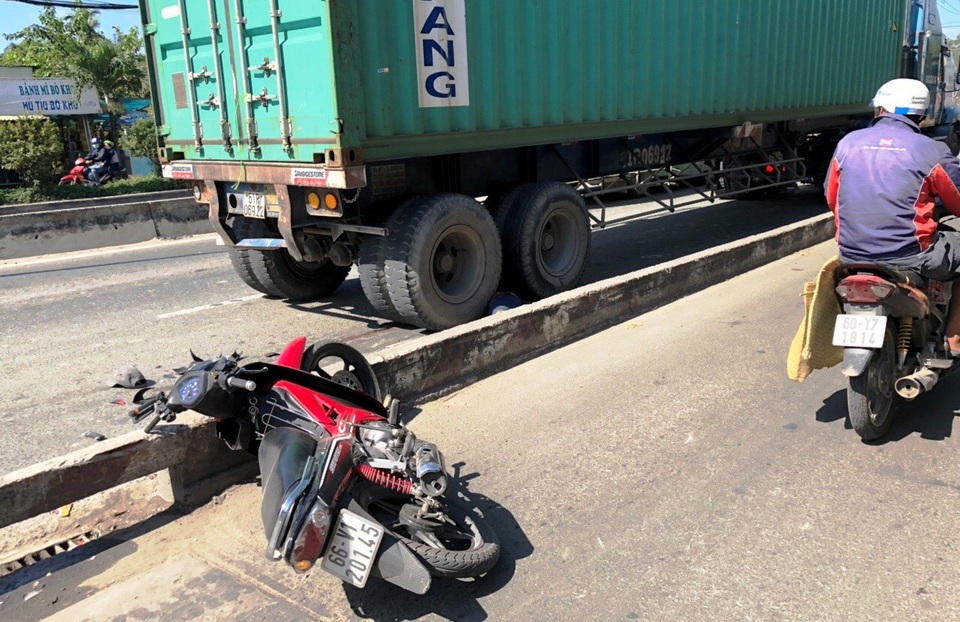 Hiện trường vụ tai nạn người đi xe máy văng sang làn ô tô bị container cán chết ở quận 2.