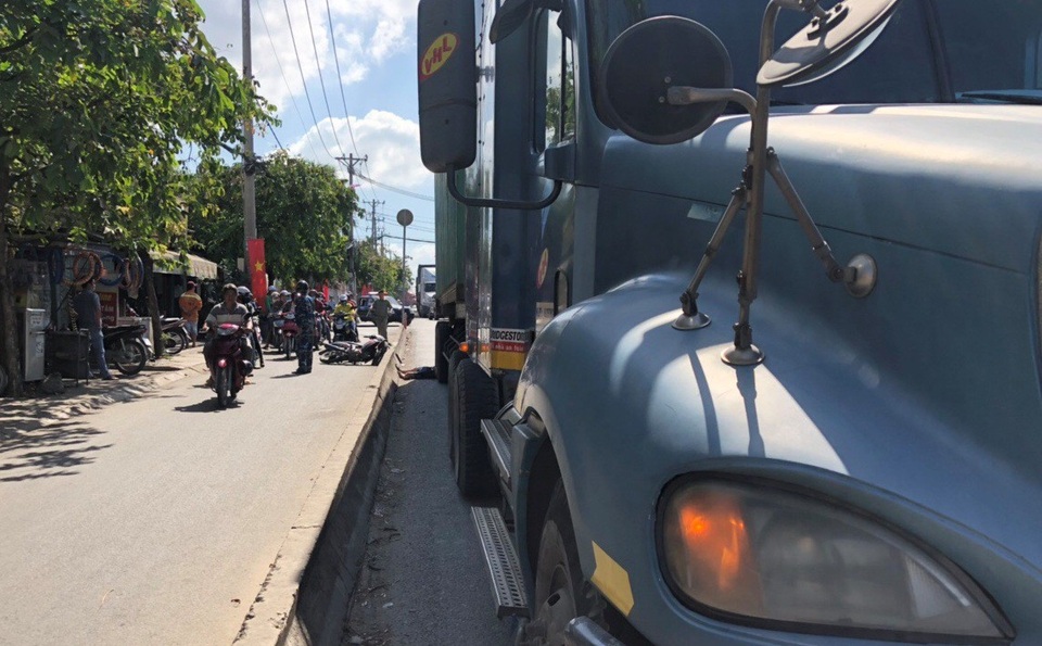 Người đi xe máy bất ngờ ngã sang làn ô tô, bị xe container cán chết - 2