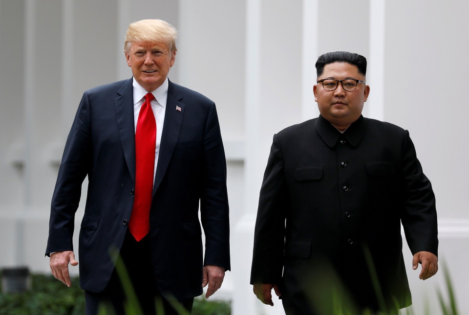 Thông điệp năm mới của ông Kim Jong-un: Mỹ không là duy nhất - 2
Tổng thống Donald Trump và nhà lãnh đạo Kim Jong-un gặp nhau tại Singapore năm 2018. (Ảnh: Reuters)