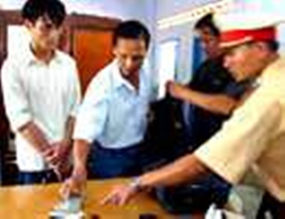 Ám ảnh những chuyến xe tử thần khi lái và phụ xe phê ma túy - 1 Công an khám xét thu giữ ma túy trong người phụ xe