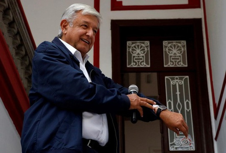 Tân tổng thống Mexico "nghèo" nhưng hãy nhìn vợ ông ấy... - 1
Tổng thống Andres Manuel Lopez Obrador khoe đồng hồ khi bị phóng viên phỏng vấn. Ảnh: Reuters