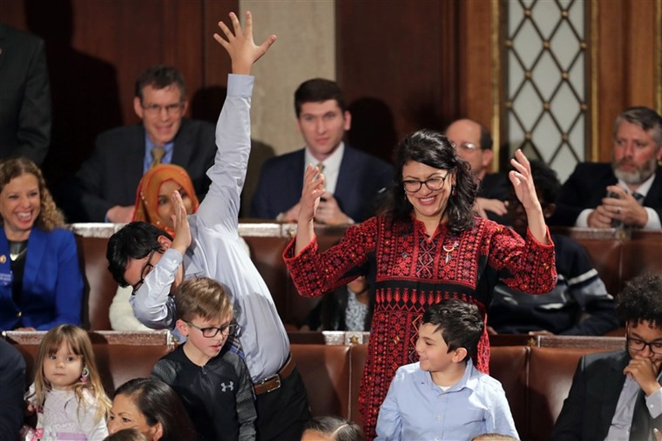 Vừa mới nhậm chức, nghị sĩ Mỹ kêu gọi luận tội Tổng thống Trump - 1
Nghị sĩ Rashida Tlaib (váy hoa) trong ngày họp đầu tiên của quốc hội Mỹ hôm 3/1 (Ảnh: NBC)