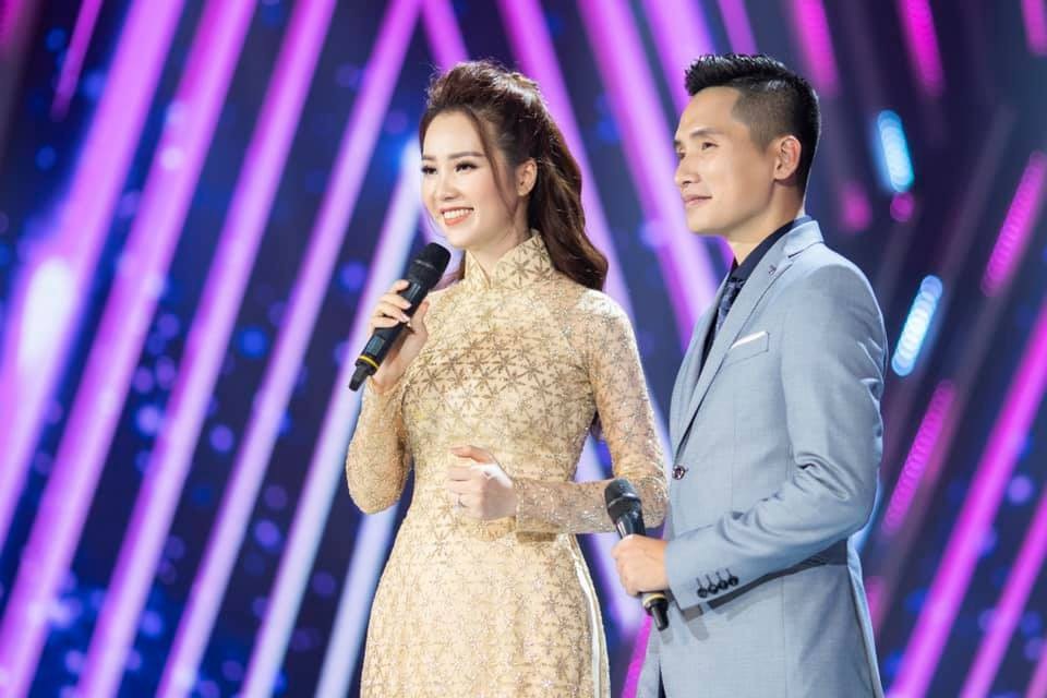 Á hậu Thuỵ Vân: “Vợ chồng tôi giao ước, khi chồng nóng thì vợ phải lạnh” - 3 Thuỵ Vân đang là gương mặt dẫn chương trình đầy sáng giá của VTV.