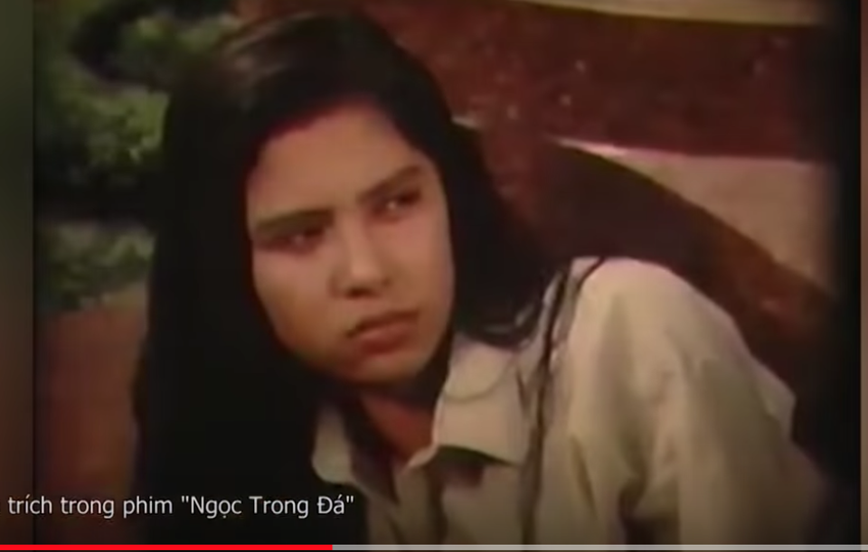 NSND Hồng Vân tiết lộ bộ phim khiến Việt Trinh "đổi đời" - 2 Sau khi đóng phim Ngọc trong đá cũng là lần đầu tiên tôi được ngồi trong rạp, chứng kiến đường đường chính chính khuôn mặt của mình trên màn ảnh rồi bật khóc vì hạnh phúc, không thể dừng lại được, Việt Trinh từng chia sẻ về bộ phim đặc biệt này.