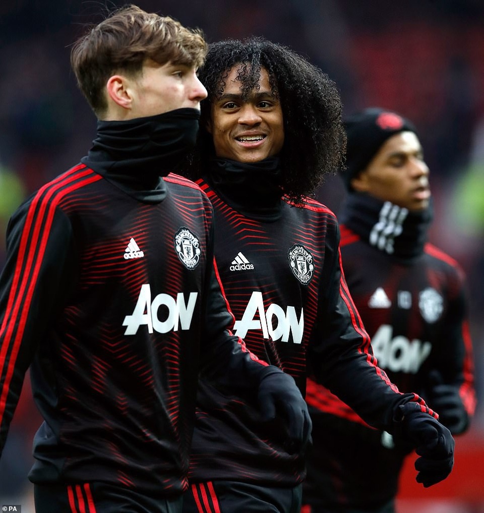 Man Utd 2-0 Reading: Solskjaer có chiến thắng thứ năm - 2
Marcus Rashford (trái) và Chris Smalling (phải), hai tài năng trẻ của Man Utd được Solskjaer đăng ký cho thi đấu ở trận ra quân tại FA Cup