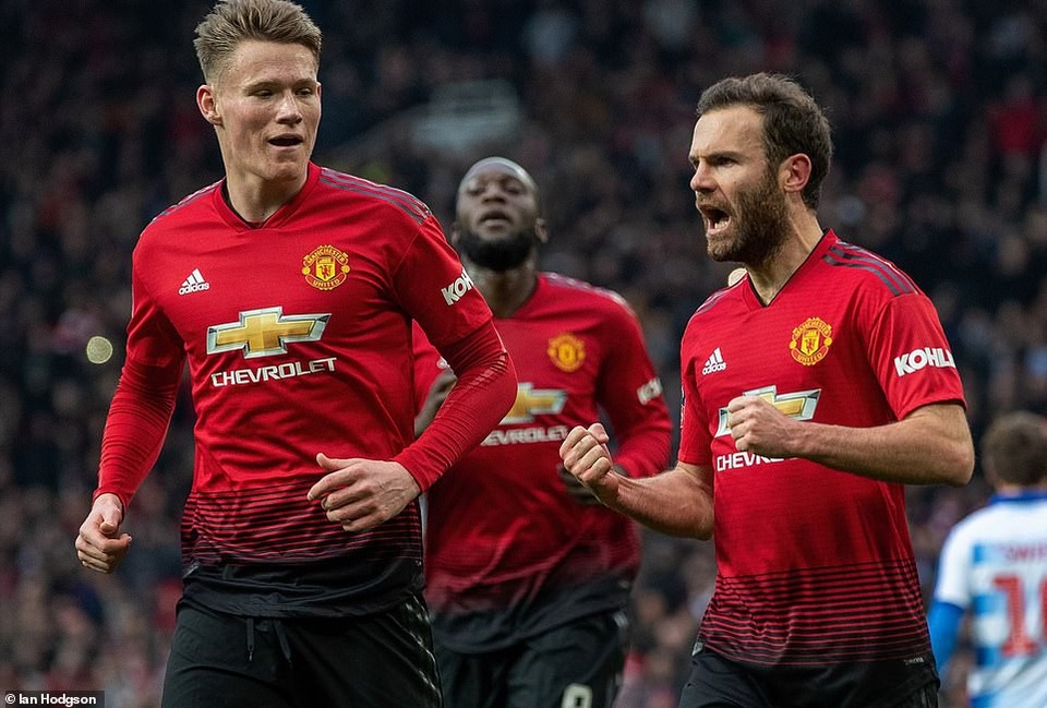 Man Utd 2-0 Reading: Solskjaer có chiến thắng thứ năm - 1
Mata (phải) giúp Man Utd mở tỉ số trận đấu