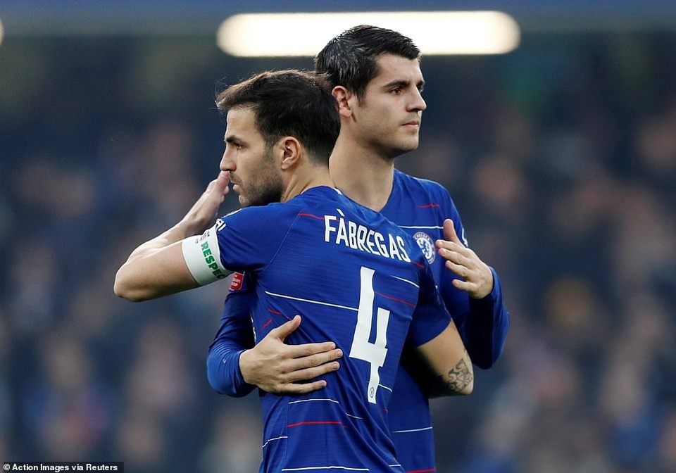 Chelsea 2-0 Nottingham Forest: “Bom xịt” Morata thăng hoa bất ngờ - 2
Morata chia vui với Fabregas sau khi ghi bàn, tiền đạo người Tây Ban Nha ăn mừng khá nhẹ ở trận đấu này