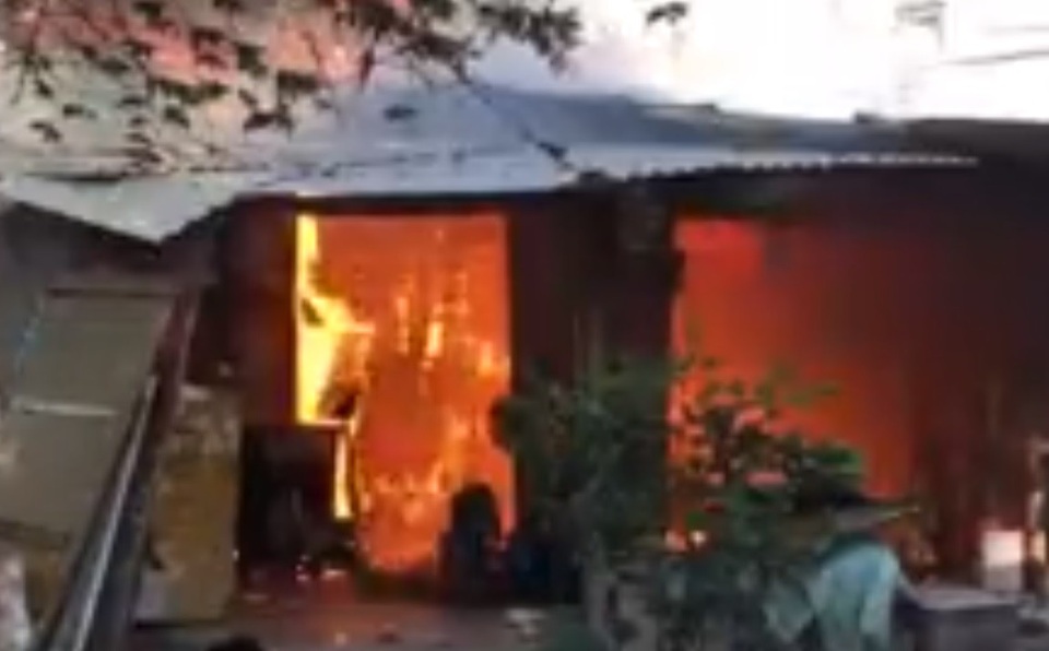 Lửa cháy dữ dội bên trong nhà trọ