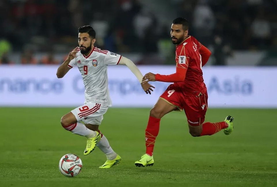 
Bandar Al-Ahbabi (trái) tăng tốc trước sự truy đuổi của Sayed Dhiya Saeed
