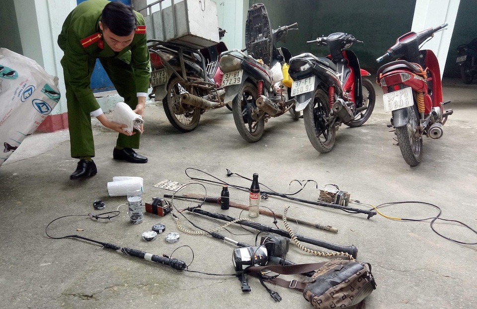 Bắt nhóm “cẩu tặc” tung hoành liên huyện - 5 Dụng cụ mà các đối tượng dùng để thực hiện hành vi ăn trộm chó.