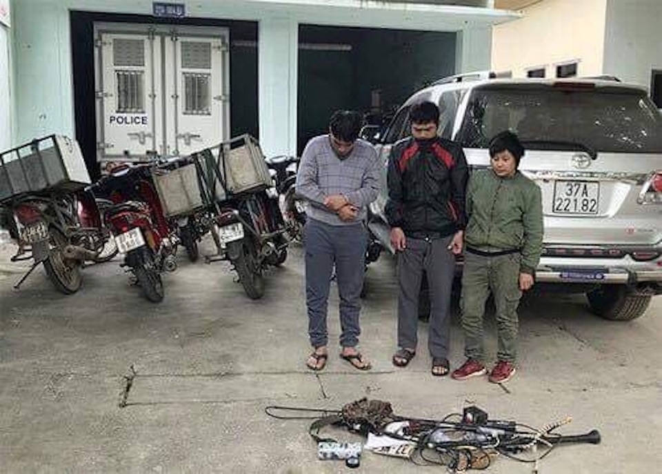 Bắt nhóm “cẩu tặc” tung hoành liên huyện - 4 3 đối tượng cùng tang vật được đưa về tại cơ quan điều tra.