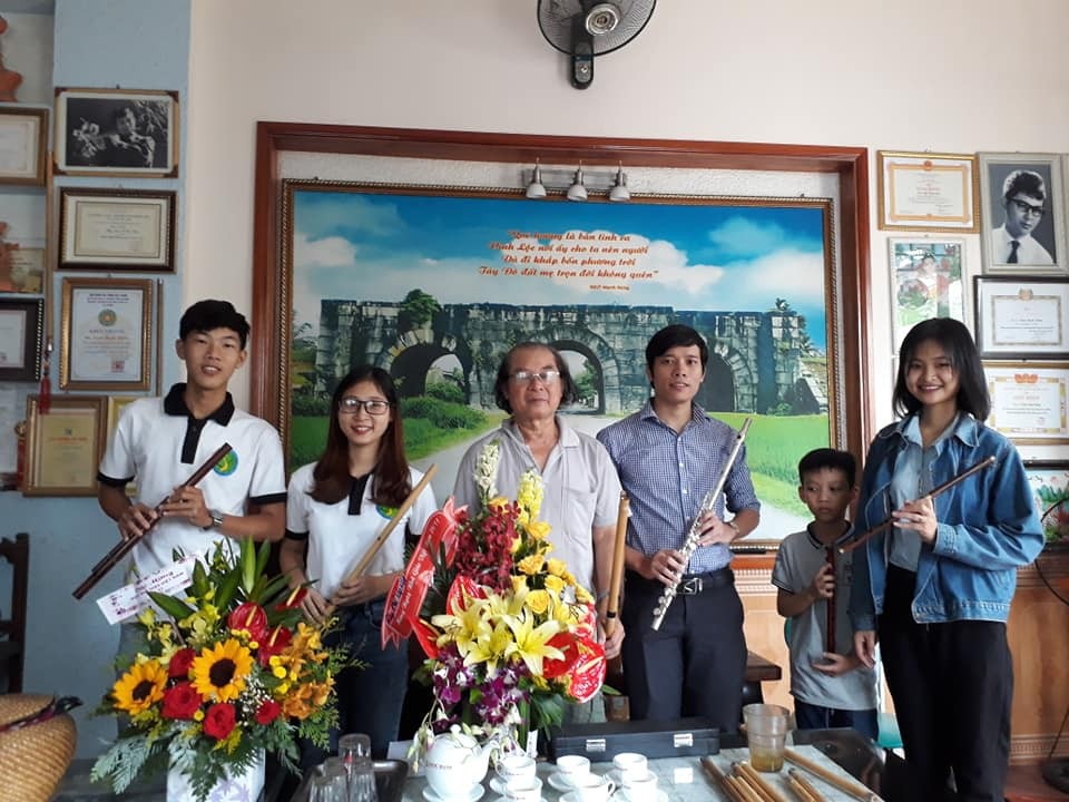 Sinh viên trường Sư phạm giữ lửa nét đẹp nhạc cụ dân tộc - Ảnh 1. Sinh viên trường Sư phạm giữ lửa nét đẹp nhạc cụ dân tộc - Ảnh 1.