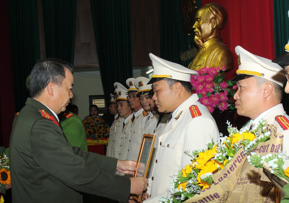 Đại tá Nguyễn Văn Trung - Giám đốc Công an tỉnh Hà Nam trao quyết định điều động cho các cán bộ chiến sĩ. (Ảnh: Công an Hà Nam)