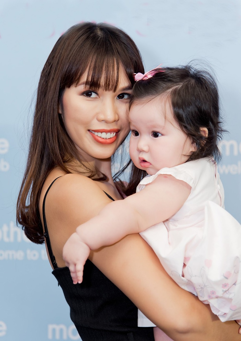 Từ khi sinh con, Hà Anh vẫn thường xuyên chia sẻ hình ảnh của con gái. Người đẹp cũng xinh xắn hơn khi trở thành bà mẹ một con.