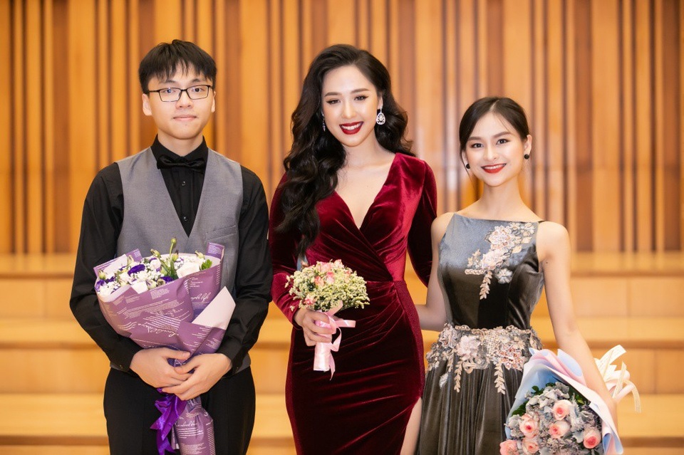 Bạn học thực hiện hoà nhạc giúp đỡ con gái đạo diễn phim “Những ngọn nến trong đêm” - 3 Hai chị em Bảo Quyên, Quang Tiến với hai gam màu nóng lạnh hòa trộn, hai cá tính đối thoại tung hứng đưa đẩy cho nhau